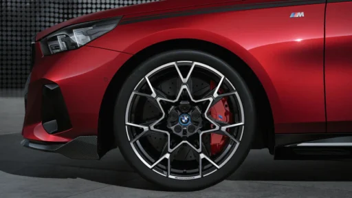 BMW i5 med Diamond Cut alufælge i 21 tommer med CNC-fræset blank overflade
